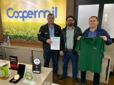 Entrega convite para o  Simposio Latino Americano de canola a COOPERMIL